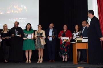 Profesorii din sate, premiați la Gala „Excelența în educația din mediul rural”