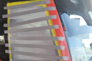 Geamul autocarului a fost spart