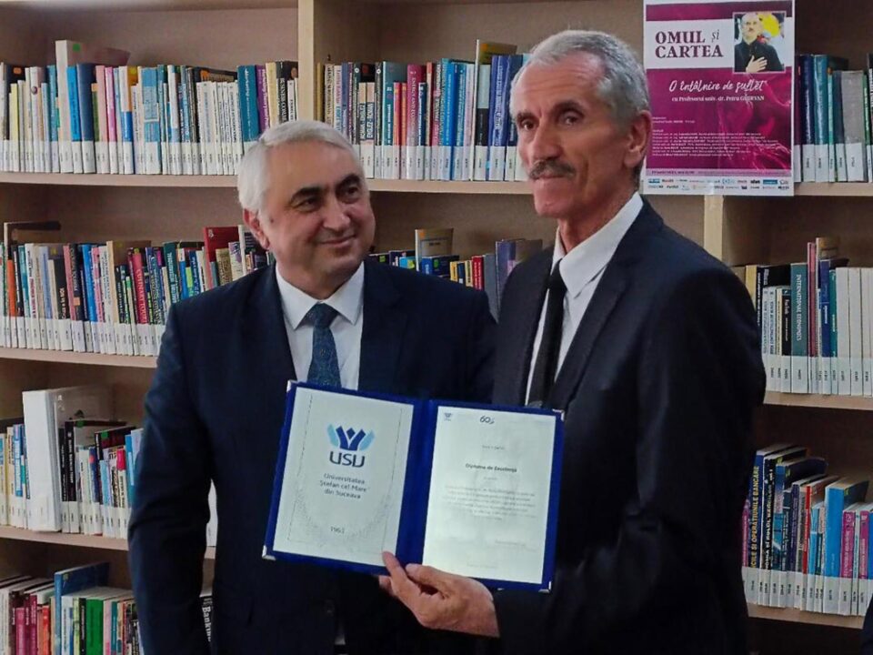 Diploma de Excelență oferită de conducerea USV omagiatului Petre Ghervan