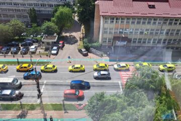 Sute de taximetriști suceveni au ieșit încolonați pe străzile municipiului Suceava, protestând cântra companiilor de ride-sharing