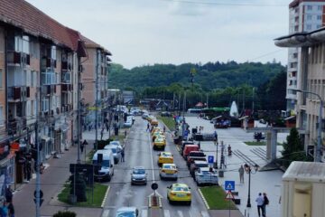 Sute de taximetriști suceveni au ieșit încolonați pe străzile municipiului Suceava, protestând contra companiilor de ride-sharing