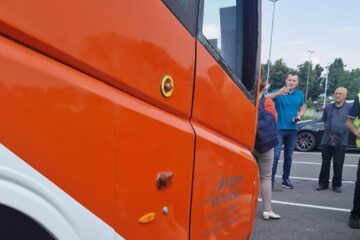 Geamul autocarului a fost făcut praf