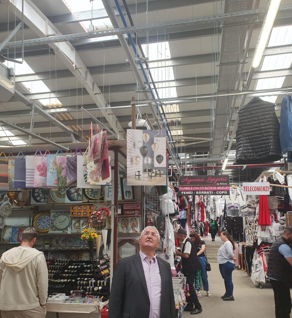 Primarul Sucevei, Ion Lungu, verificând in teren stadiul lucrărilor de asigurare a căldurii în Bazar, pentru sezonul rece următor 1