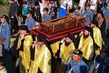Procesiunea „Calea Sfinților”, purtând moaștele Sfântului Ioan cel Nou de la Suceava, a adunat mii de credincioși pe străzile orașului