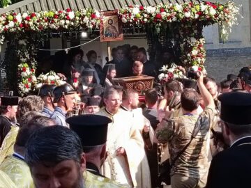 Procesiunea „Calea Sfinților”, purtând moaștele Sfântului Ioan cel Nou de la Suceava, a adunat mii de credincioși pe străzile orașului