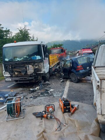 Un bărbat a rămas încarcerat după un accident în care a fost implicată și o mașină cu butelii