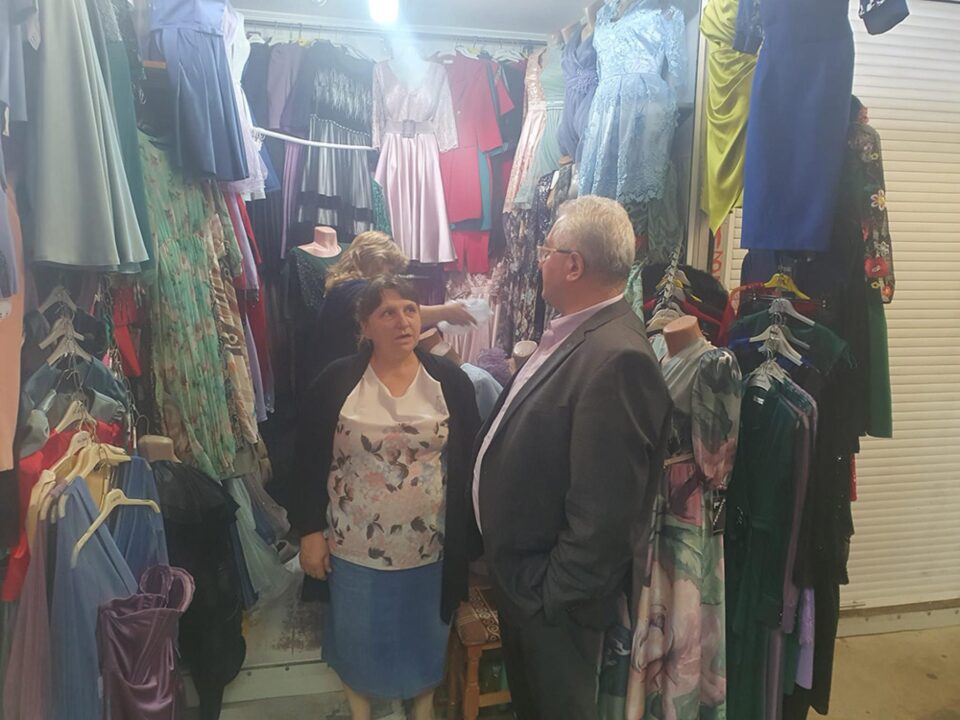Primarul Sucevei, Ion Lungu, verificând în teren stadiul lucrărilor de asigurare a căldurii în Bazar, pentru sezonul rece următor