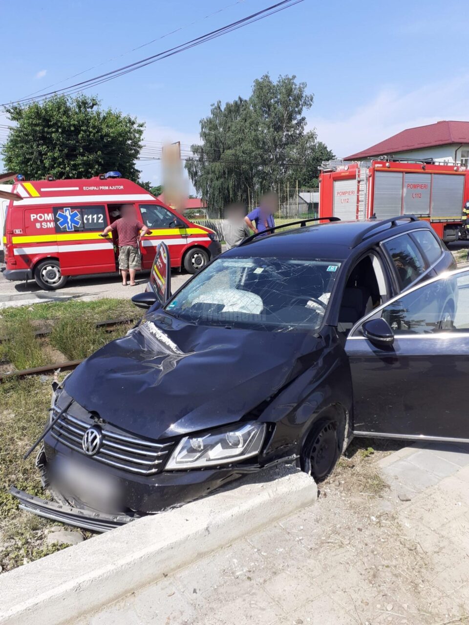Autovehicul lovit de tren, la Bivolărie