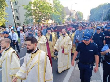 Procesiunea „Calea Sfinților”, purtând moaștele Sfântului Ioan cel Nou de la Suceava, a adunat mii de credincioși pe străzile orașului