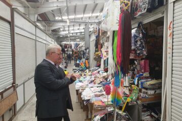 Primarul Sucevei, Ion Lungu, verificând în teren stadiul lucrărilor de asigurare a căldurii în Bazar, pentru sezonul rece următor