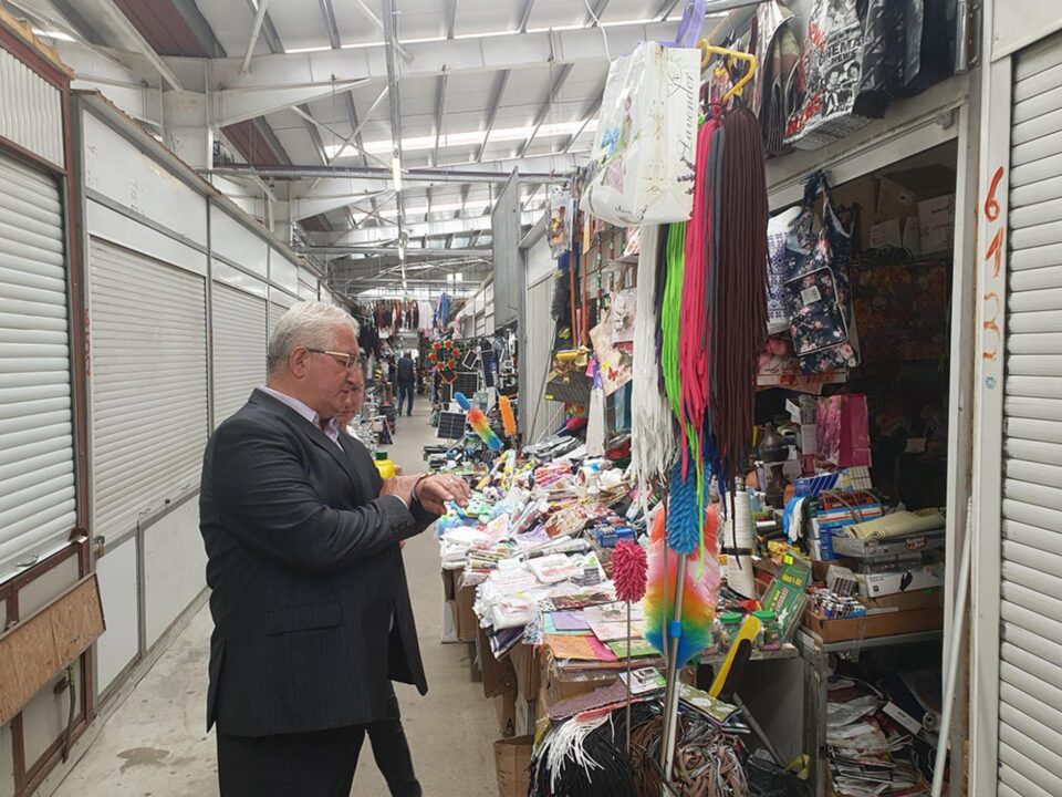 Primarul Sucevei, Ion Lungu, verificând în teren stadiul lucrărilor de asigurare a căldurii în Bazar, pentru sezonul rece următor