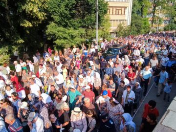 Procesiunea „Calea Sfinților”, purtând moaștele Sfântului Ioan cel Nou de la Suceava, a adunat mii de credincioși pe străzile orașului