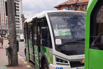 Șoferul de pe microbuzul TPL nr. 15 a fost lovit pe trotuarul din centrul Sucevei