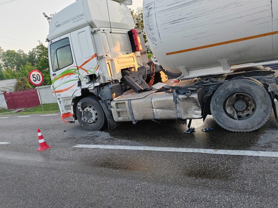 Un tir și o cisternă încărcată cu GPL s-au ciocnit pe E85