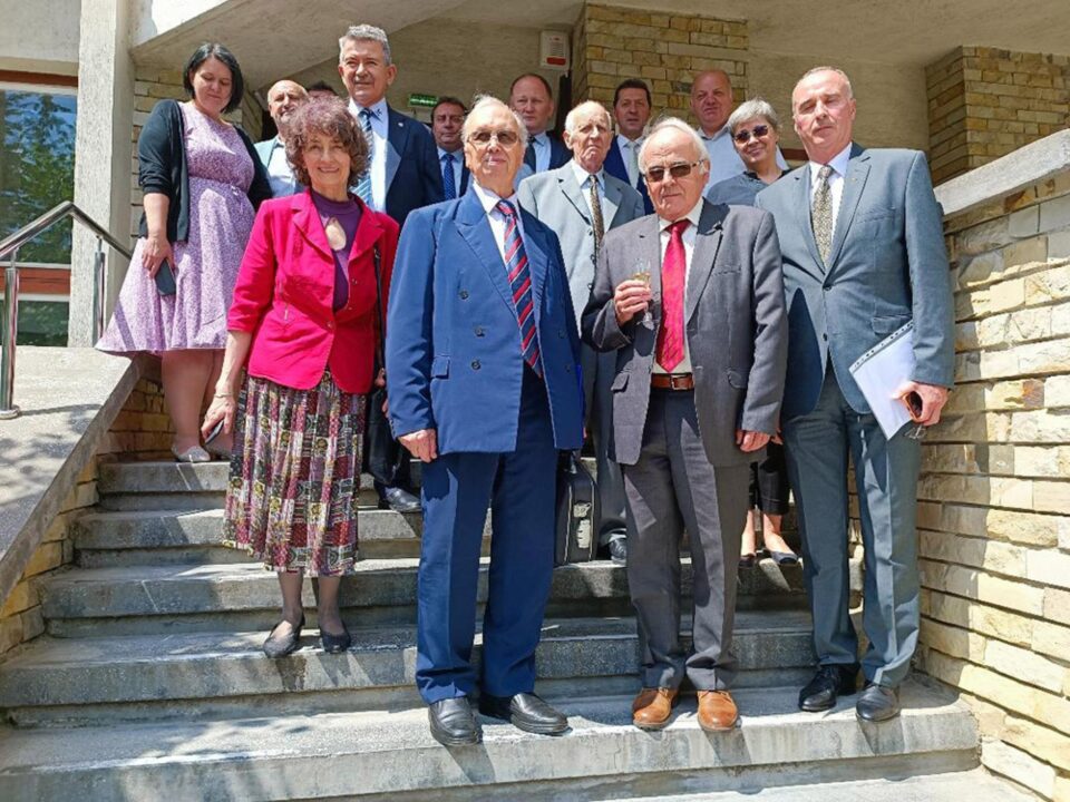 O parte dintre profesorii universitari care au primit titlul de Profesor Emmeritus, pe scările universității sucevene O parte dintre profesorii universitari care au primit titlul de Profesor Emmeritus, pe scările universității sucevene
