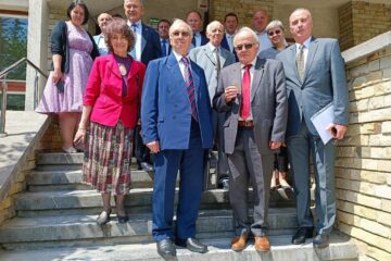 O parte dintre profesorii universitari care au primit titlul de Profesor Emmeritus, pe scările universității sucevene