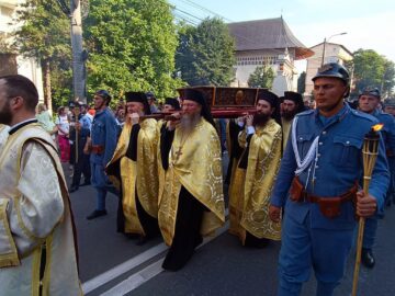 Procesiunea „Calea Sfinților”, purtând moaștele Sfântului Ioan cel Nou de la Suceava, a adunat mii de credincioși pe străzile orașului