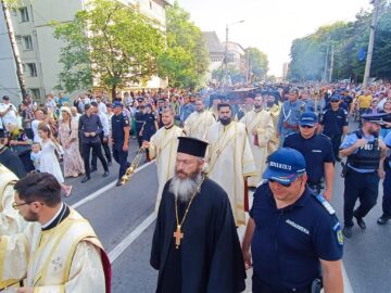 Mii de credincioși au însoțit procesiunea și au făcut scurte opriri la bisericile de pe traseu