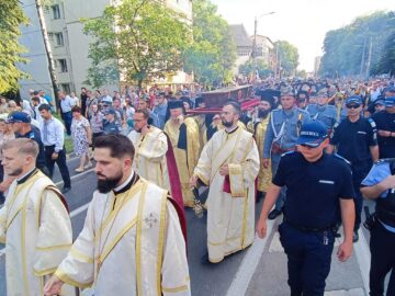 Procesiunea „Calea Sfinților”, purtând moaștele Sfântului Ioan cel Nou de la Suceava, a adunat mii de credincioși pe străzile orașului