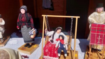 Bătrâna care vine de la biserica, Țiganca în scrânciob și Preotul citind Evanghelia