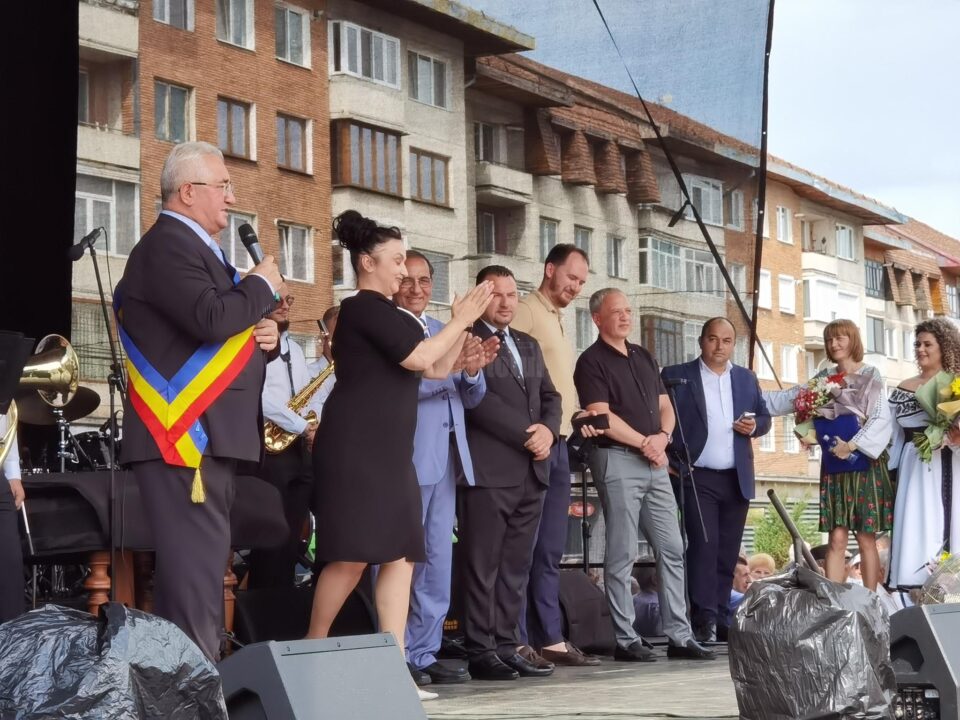 Reprezentanții celor cinci delegații din orașele înfrățite Betleem, Cernăuți, Chișinău, Soroca și Karavas, pe scena Zilelor Sucevei 2