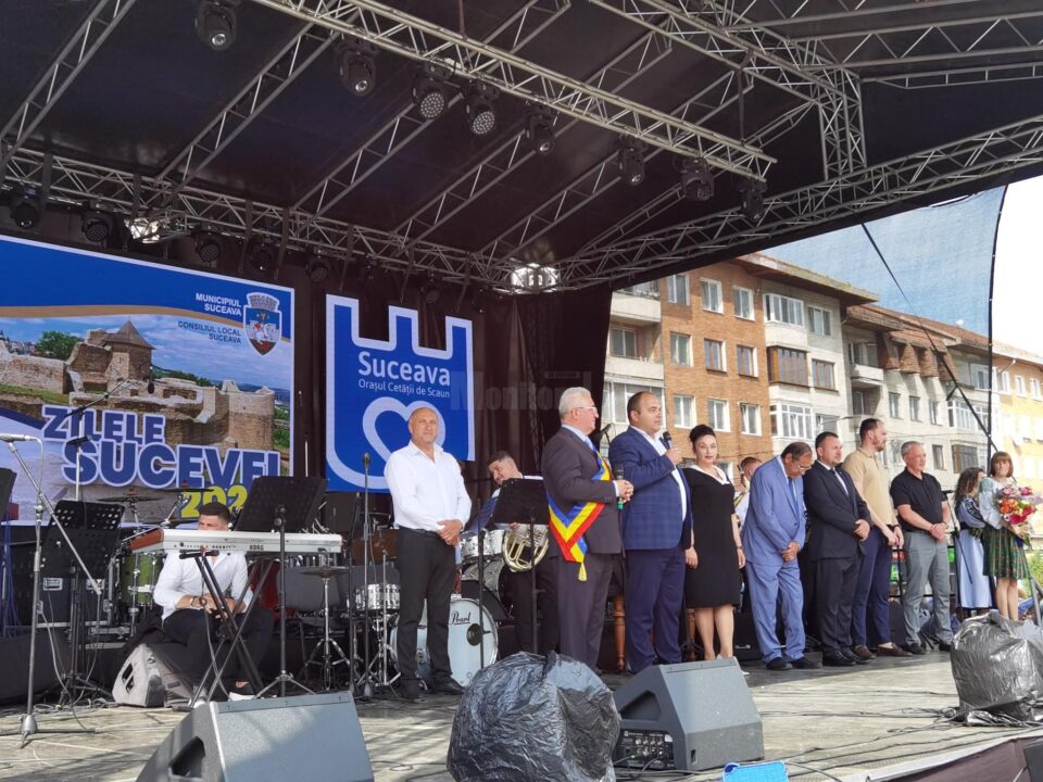 Reprezentanții celor cinci delegații din orașele înfrățite Betleem, Cernăuți, Chișinău, Soroca și Karavas, pe scena Zilelor Sucevei