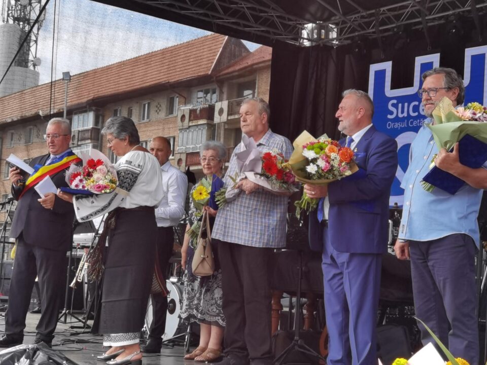 „Cetățenii de onoare” desemnați recent, prin decizii de Consiliu Local, invitați pe scena Zilelor Sucevei