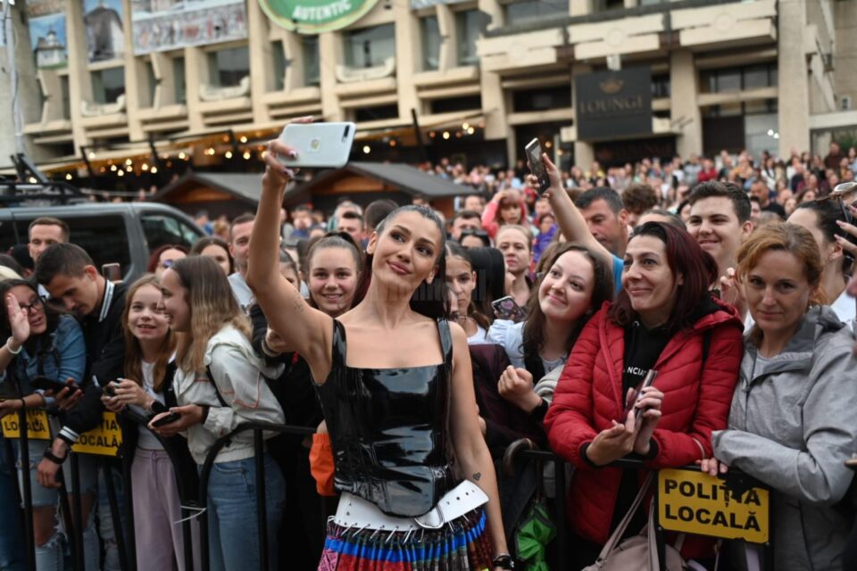 Alina Eremia s-a fotografiat cu fanii suceveni prezenți la concert