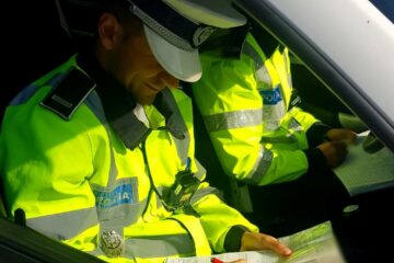 O mamă și fiul acesteia s-au ales cu dosar penal după ce minorul a fost lăsat să conducă o mașină