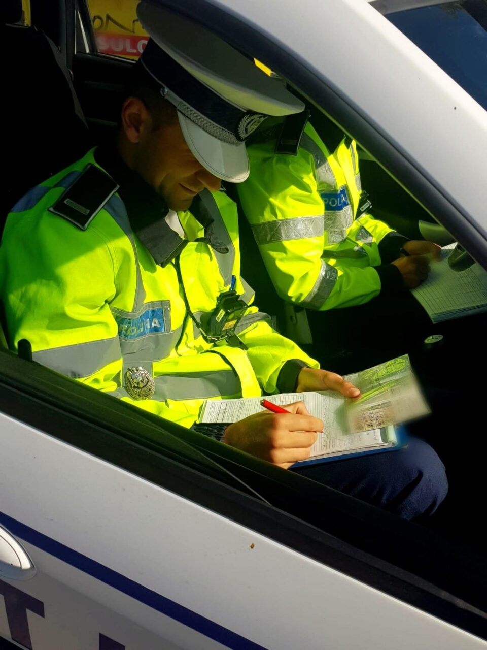 O mamă și fiul acesteia s-au ales cu dosar penal după ce minorul a fost lăsat să conducă o mașină O mamă și fiul acesteia s-au ales cu dosar penal după ce minorul a fost lăsat să conducă o mașină