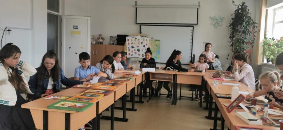 Expoziție și premierea elevilor, la finalul concursului de spiritualitate creștină și artă sacră, la Centrul Școlar Gura Humorului
