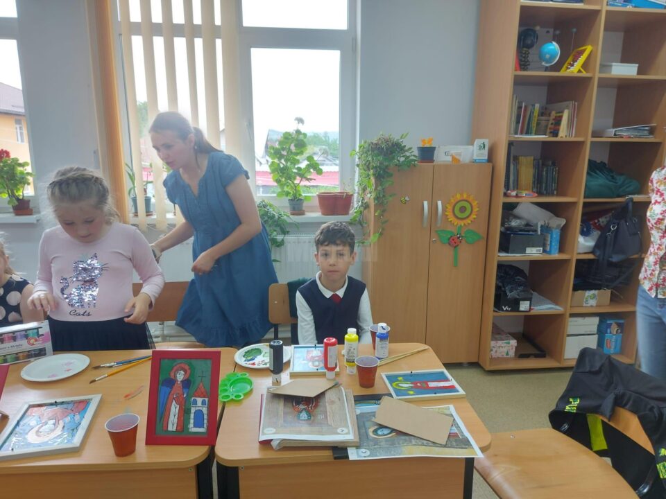 Expoziție și premierea elevilor, la finalul concursului de spiritualitate creștină și artă sacră, la Centrul Școlar Gura Humorului