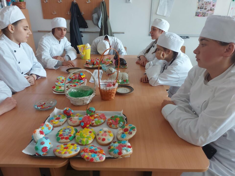 Expoziție și premierea elevilor, la finalul concursului de spiritualitate creștină și artă sacră, la Centrul Școlar Gura Humorului