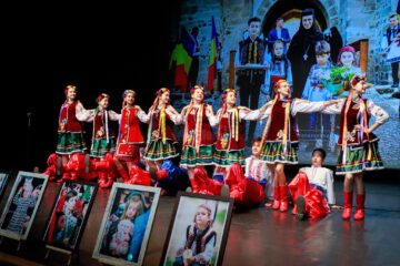 Peste 200 de copii și tineri au evoluat pe scena suceveană într-un spectacol filantropic, pentru construirea unui foișor la Căminul pentru Persoane Vârstnice Solca