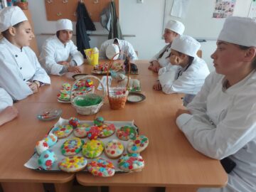 Expoziție și premierea elevilor, la finalul concursului de spiritualitate creștină și artă sacră, la Centrul Școlar Gura Humorului