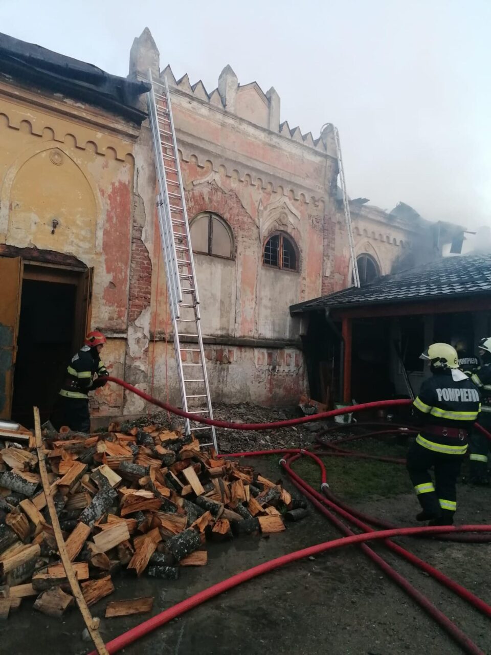 Incendiu puternic la Rădăuți, care a afectat o casă de rugăciune și o sinagogă