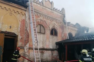 Incendiu puternic la Rădăuți, care a afectat o casă de rugăciune și o sinagogă