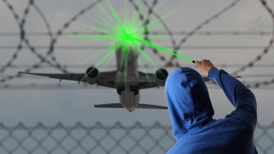 Copiii care se joacă cu dispozitive cu laser îi orgebsc pe piloții care aterizează la Suceava. Foto www.laprovincia.es