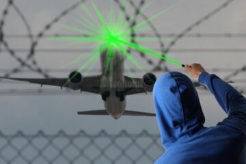 Copiii care se joacă cu dispozitive cu laser îi orgebsc pe piloții care aterizează la Suceava. Foto www.laprovincia.es