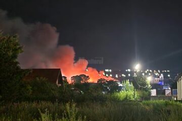 Incendiul de la hala din Șcheia a pornit de la un scurtcircuit la panoul electric principal