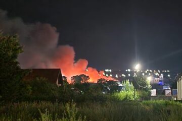 Flăcări uriașe și un nor de fum în urma unui incendiu care a cuprins o hală din zona Rulmentul