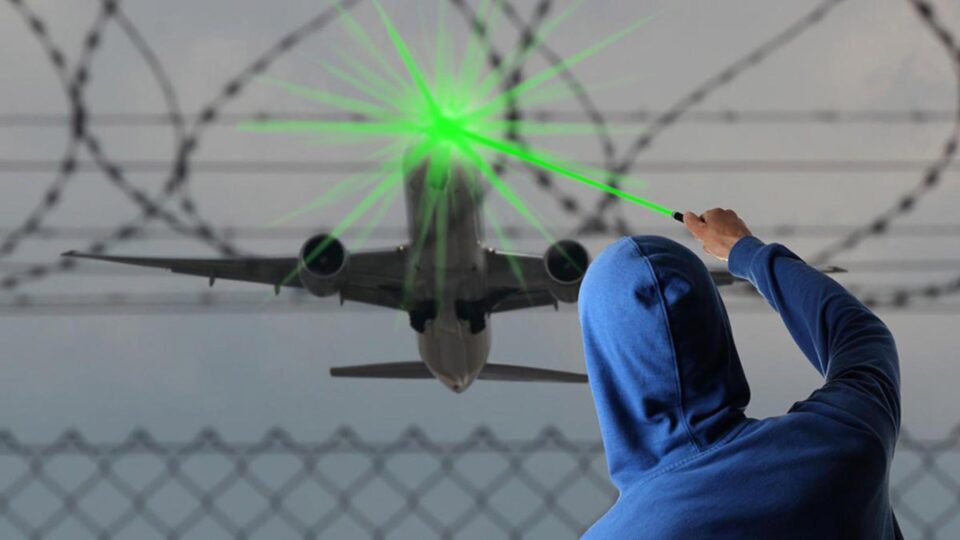 Copiii care se joacă cu dispozitive cu laser îi orbesc pe piloții care aterizează la Suceava - sursă foto www.laprovincia.es