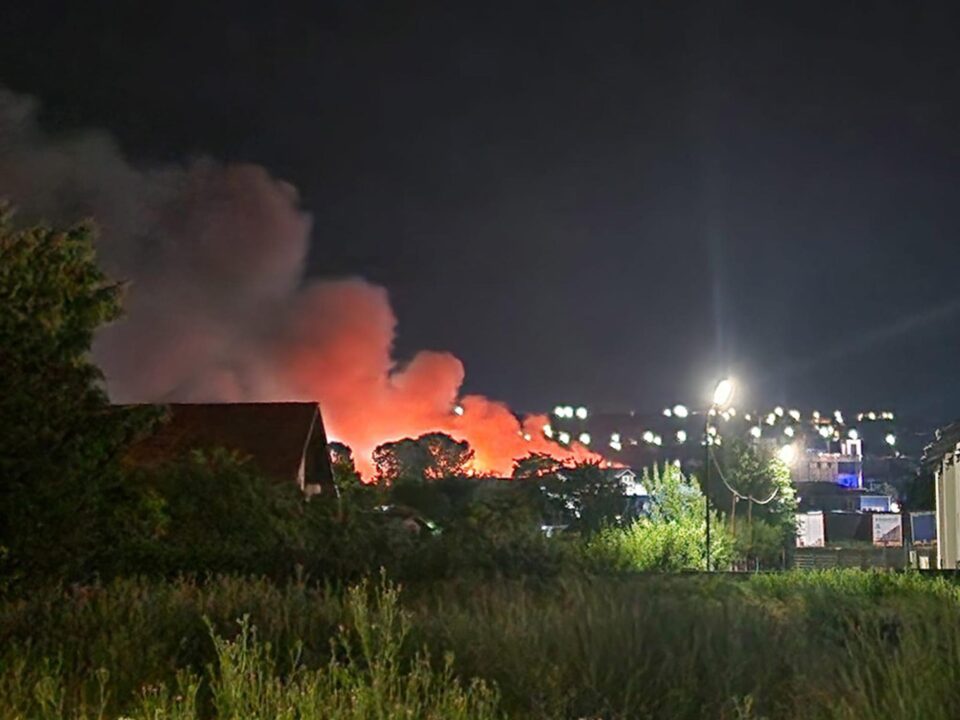 Incendiul de la hala din Șcheia a pornit de la un scurtcircuit la panoul electric principal Incendiul de la hala din Șcheia a pornit de la un scurtcircuit la panoul electric principal
