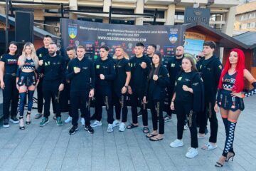Fotografie de grup cu luptătorii galei Colosseum Tournament 39 pe esplanada Casei de Cultură