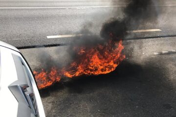 Proiectilul incendiar a lovit autospeciala, după care a căzut pe asfalt, unde a continuat să ardă