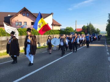 Sute de credincioși, în frunte cu Gheorghe Flutur, au mers în pelerinaj la mormântul lui Ștefan cel Mare de la Mănăstirea Putna