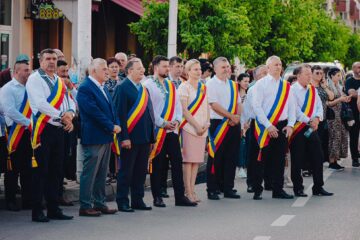 Autoritățile locale și județene au urmărit parada portului popular din cadrul Festivalului ”Arcanul”