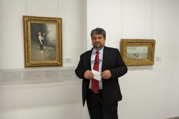 Directorul Muzeului Național al Bucovinei, Emil Ursu, lângă tabloul Păstorița