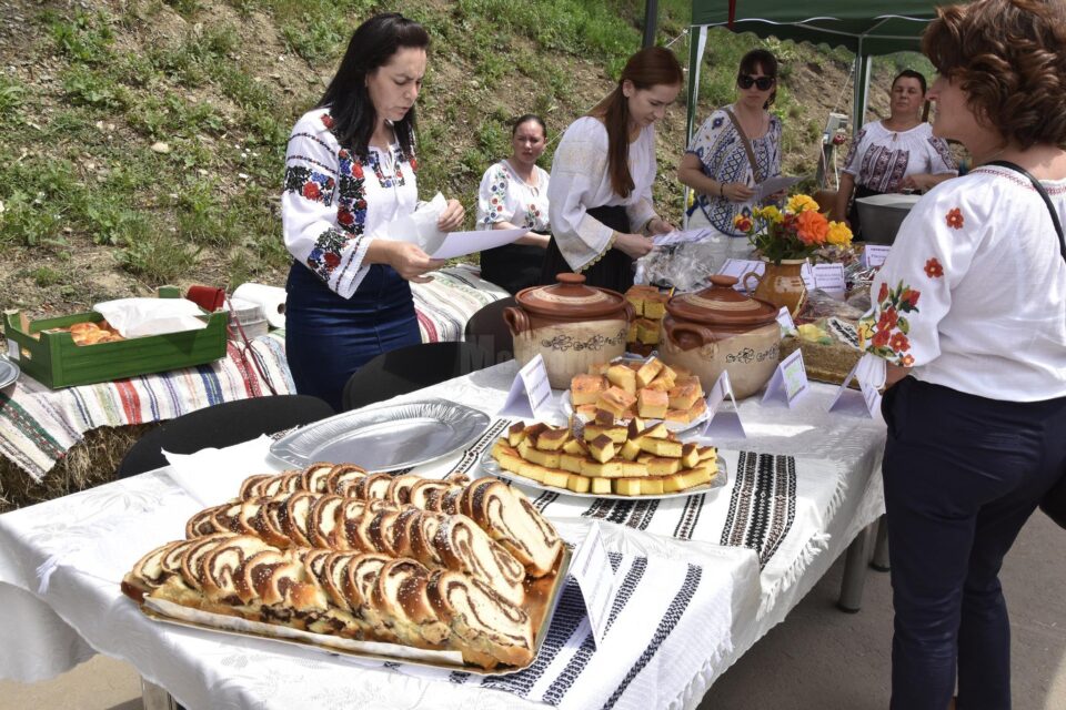 Gospodinele din Cornu Luncii au venit cu cele mai delicioase produse tradiționale