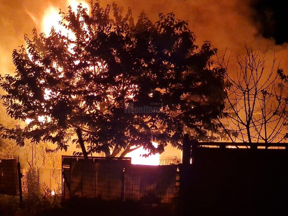 Casă din Plopeni, distrusă de un puternic incendiu